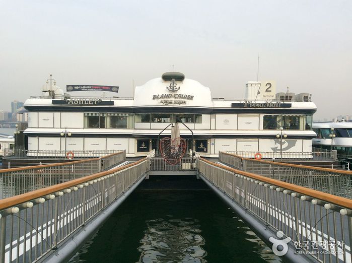汉江游览船(한강유람선)