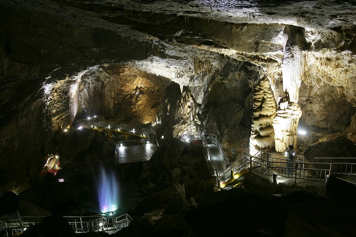 画岩洞窟（江原古生代国家地质公园）화암동굴(강원고생대 국가지질공원)