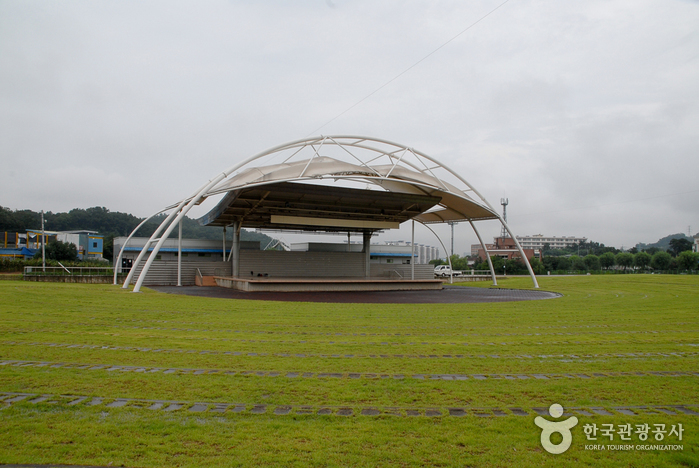 Cheonan Three-way Intersection Park (천안삼거리공원)
