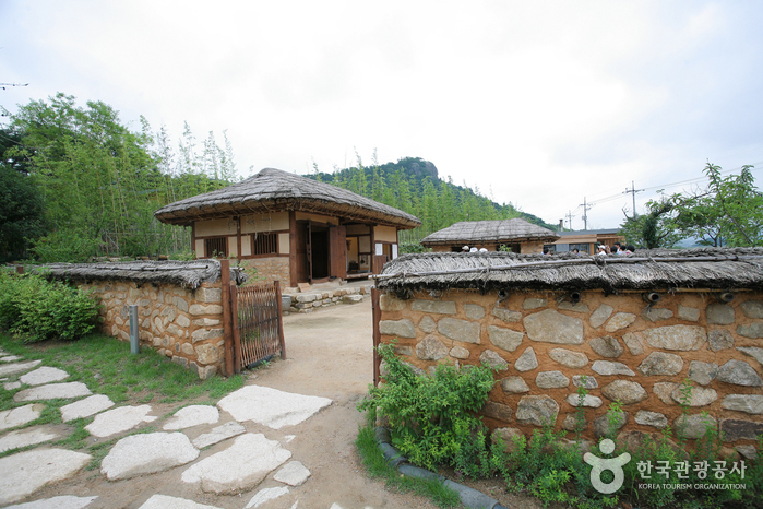 Birthplace of the16th President of Korea, Roh Moo-hyun (진영 봉하마을과 노무현 대통령 생가)