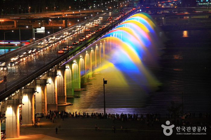 Banpo Bridge Rainbow Fountain (반포대교 달빛무지개분수)