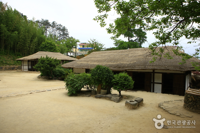 Birthplace of Yeongnang (강진영랑생가)