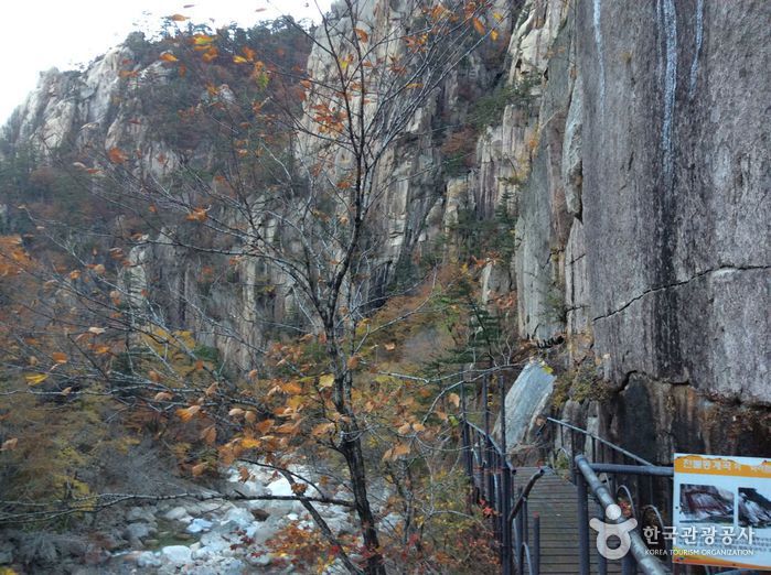 Cheonbuldong Valley (천불동계곡)