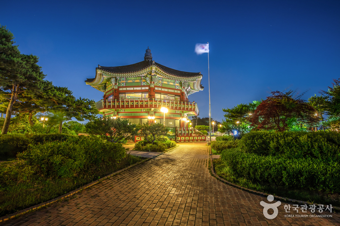 Bugak Skyway Palgakjeong Pavilion (북악스카이 팔각정)