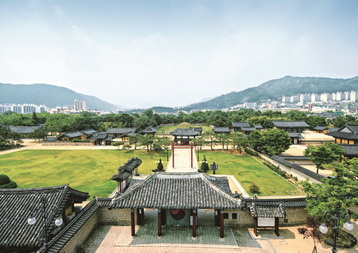 Grab von König Suro (수로왕릉)