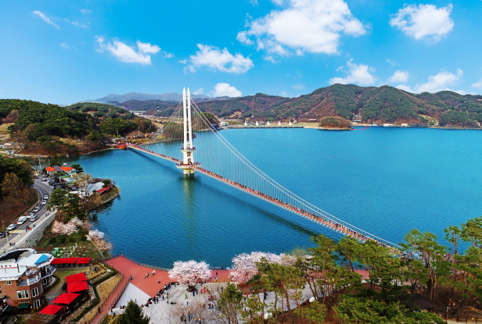 Hängebrücke Yedangho (예당호 출렁다리(음악분수))