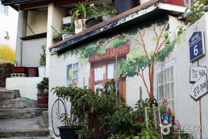 カゴパコブランキル壁画村（가고파 꼬부랑길 벽화마을）