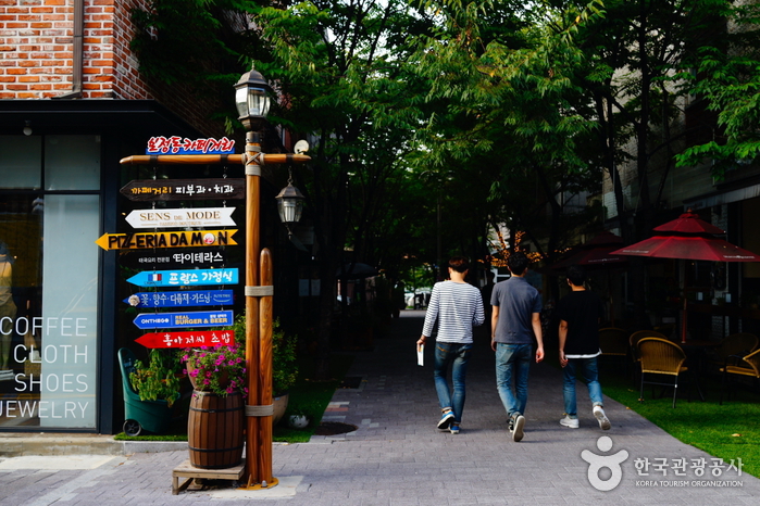 Улочка с кафе в районе Почжондон (보정동카페거리)